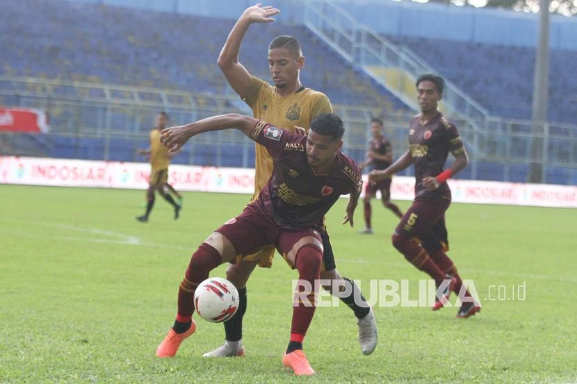 Pesepak bola PSM Makassar Hasyim Kipuw (depan)