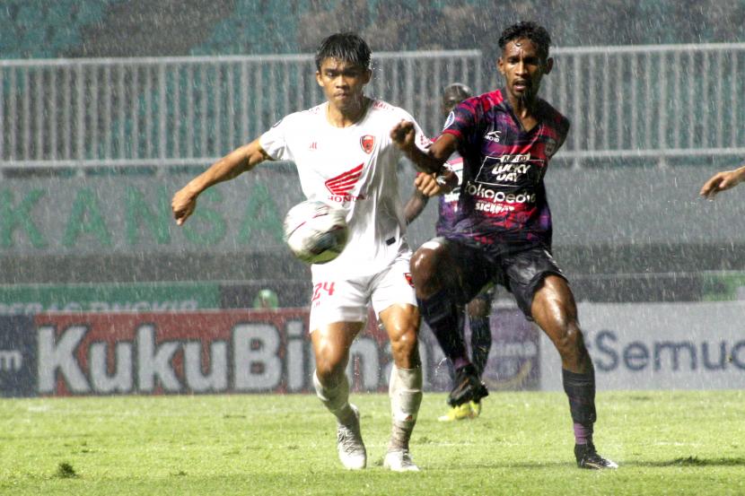 Pesepak bola PSM Makassar M. Rizky (kiri) berebut bola dengan pesepak bola Rans Nusantara Jujun Junaedi (kanan) dalam lanjutan BRI Liga 1 di Stadion Pakansari, Kabupaten Bogor, Jawa Barat, Senin (15/8/2022). PSM Makassar menang dengan skor 2-1.