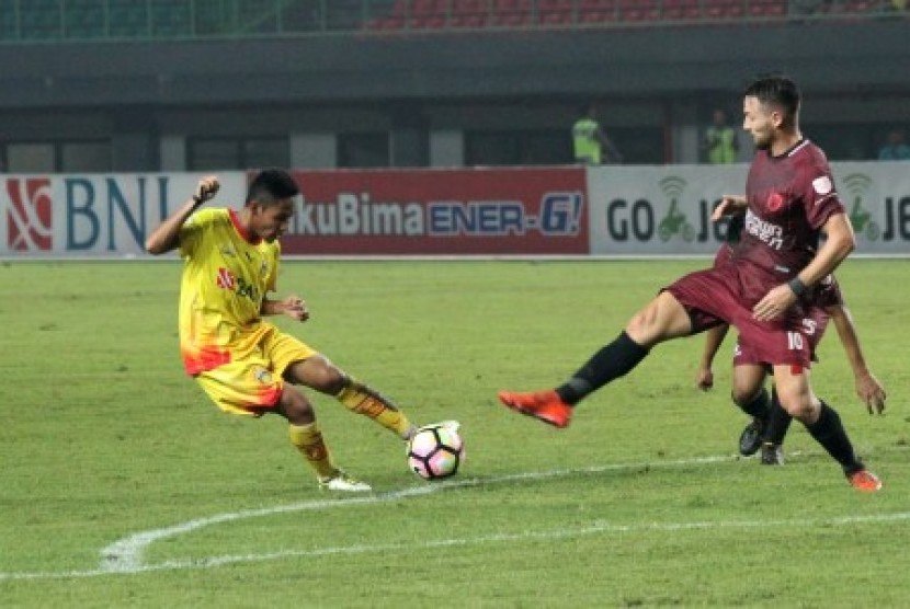 Pesepak bola PSM Makassar Marc Anthony Klok (kanan) berusaha menghadang pesepak bola Bhayangkara FC Evan Dimas (kiri) pada pertandingan Gojek Traveloka Liga 1, di Stadion Patriot Candrabhaga, Bekasi, Jawa Barat, Kamis (19/10). Bhayangkara FC kalah atas PSM Makassar dengan skor 0-2.