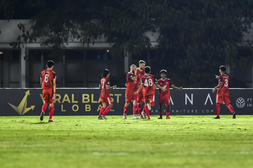 Pesepak bola PSM Makassar melakukan selebarasi usai mencetak gol ke gawang Madura United FC dalam lanjutan Liga 1 2021-2022 di Stadion Madya Gelora Bung Karno, Jakarta, Ahad (12/9). Pertandingan tersebut berakhir dengan skor imbang 1-1.