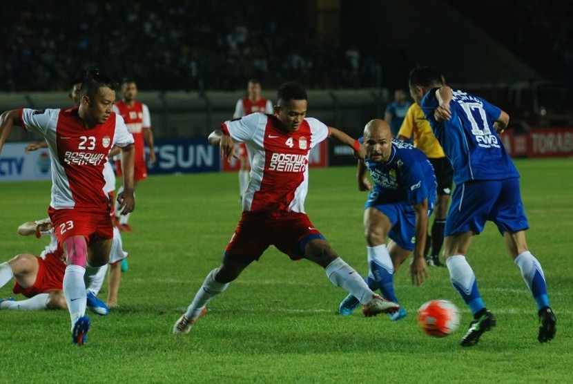 Pesepak bola PSM Makassar Wasyiat Hasbullah (tengah) berebut bola dengan pesepak bola Persib Bandung Sergio van Dijk (kedua kanan) dan Shohei Matsunaga (kanan) pada laga Grup C Piala Presiden 2017 di Stadion Si Jalak Harupat Soreang, Kabupaten Bandung, Jaw