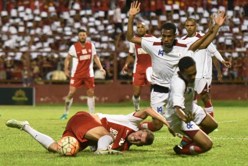 Pesepak bola PSM Makassar Willem Jam Pluim (kiri) berebut bola dengan dua pesepak bola Persipura Jayapura Yohanis Tjoe (kanan) dan Ruben Karel Sanadi (tengah) saat pertandingan persahabatan di Stadion Mattoanging, Gelora Andi Mattalatta, Makassar, Sulawesi Selatan, Rabu (5/4). 