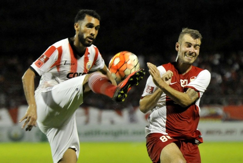 Pesepak bola PSM Makassar Willem Jan Puim (kanan) berebut bola dengan pesepak bola Persija Jakarta William Silva Costa saat bertanding dalam lanjutan Indonesia Soccer Championship (ISC) 2016 di stadion Mattoanging Gelora Andi Mattalatta Makassar, Sulawesi 