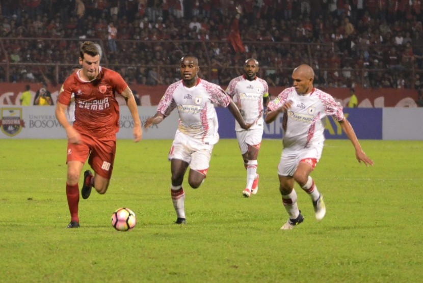 Pesepak bola PSM Makassar Willen Jan Pluim (kiri) berusaha melewati sejumlah pesepak bola Persipura Jayapura pada laga Gojek Traveloka Liga 1 di Stadion Andi Mattalatta, Makassar, Sulawesi Selatan, Sabtu (3/6). Pada laga tersebut PSM Makassar menang saat menjamu Persipura Jayapura 5-1.