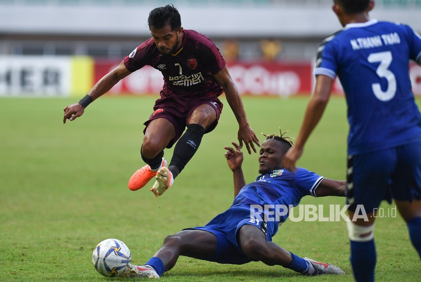 Pesepak bola PSM Makassar Zulham Zamrun (kiri) berusaha melewati pesepak bola Becamex Binh Duong asal Vietnam Victor Nabay Mansaray pada semi final leg kedua Piala AFC 2019 zona Asean di Stadion Pakansari, Bogor, Jawa Barat, Rabu (26/6/2019). 