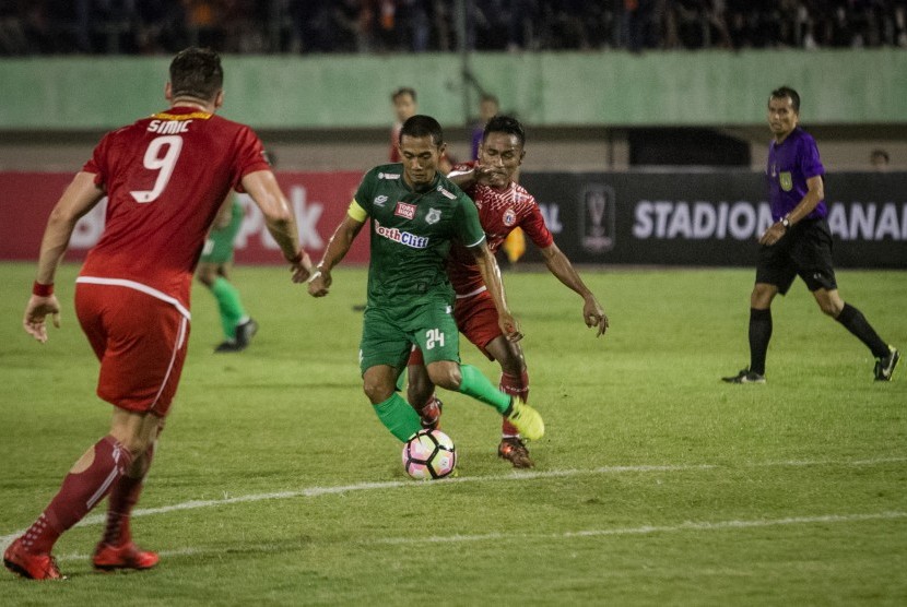 Pesepak bola PSMS Medan Legimin Raharjo (kiri) berusaha melewati pesepak bola Persija Jakarta Ramdani Lestaluhu (kanan) pada pertandingan semifinal Leg I Piala Presiden 2018 di Stadion Manahan, Solo, Jawa Tengah, Sabtu (10/2). 