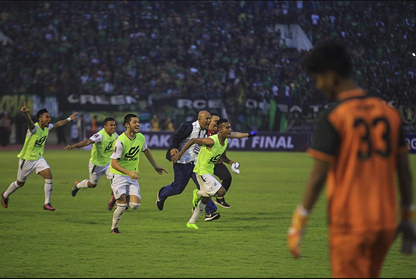 Pesepak bola PSMS Medan melakukan selebrasi setelah mengalahkan tim Persebaya Surabaya dalam adu penalti pada pertandingan delapan besar Piala Presiden di Stadion Manahan Solo, Jawa Tengah, Sabtu (3/2). PSMS menang 4-3 atas Persebaya melalui babak adu penalti setelah kedua tim bermain imbang 3-3 dalam waktu normal.