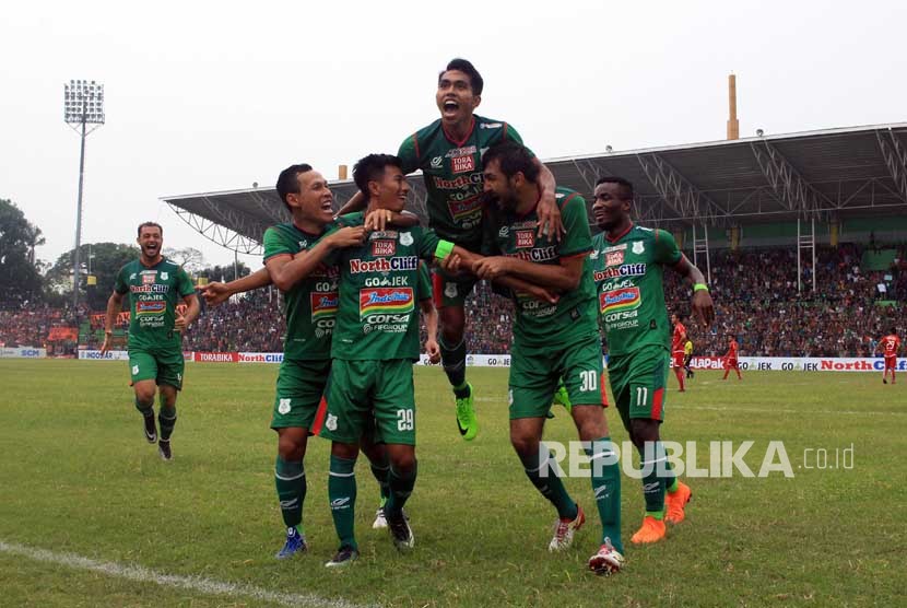 Pesepak bola PSMS Medan meluapkan kegembiraan usai mencetak gol di Stadion Teladan Medan, Sumatera Utara