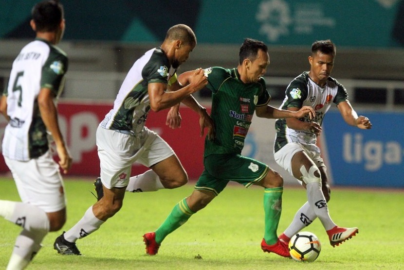 Pesepak bola PSMS Medan Rachmat Hidayat (kedua kanan) berusaha menguasai bola menghindari pesepak bola PS Tira pada laga Liga 1 Indonesia 2018 di Stadion Pakansari, Bogor, Jawa Barat, Rabu (5/12/2018).