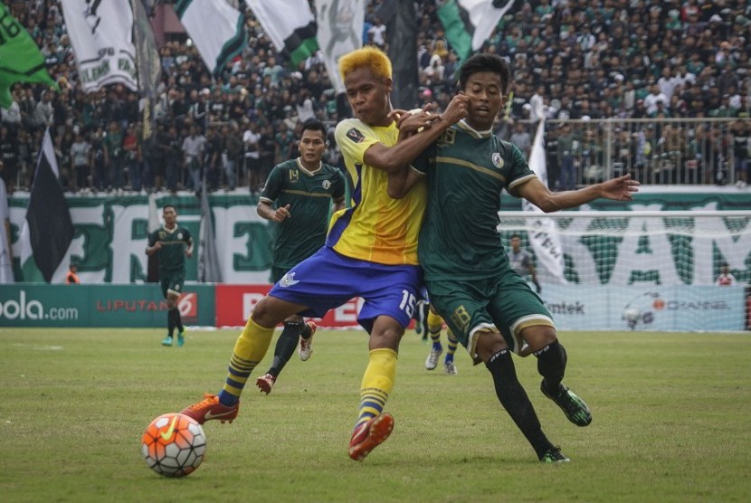 Pesepak bola PSS Sleman Angga Setiawan (kanan) berebut bola dengan pesepak bola Persegres Gresik United Husni Mubarok (kiri) saat laga Piala Presiden 2017 di Stadion Maguwoharjo, Sleman, DI Yogyakarta, Rabu (15/2). 