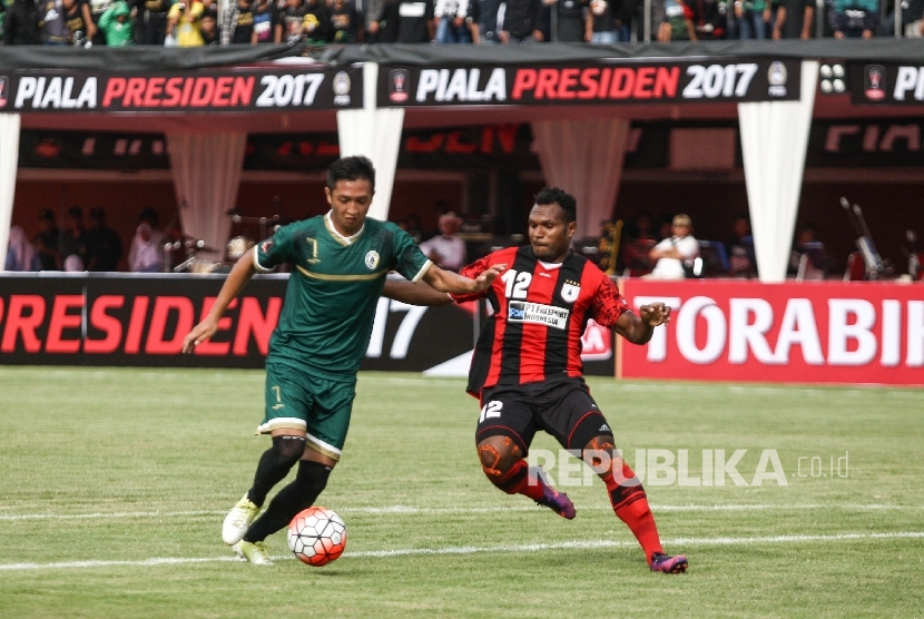 Pesepak bola PSS Sleman Candra Waskito (kiri) berebut bola dengan pesepak bola Persipura Nelsom Alom (kanan) saat laga Piala Presiden 2017 di Stadion Maguwoharjo, Sleman, DI Yogyakarta, Sabtu (4/2). 