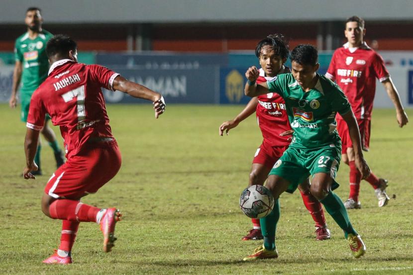 Pesepak bola PSS Sleman Irkham Mila (kedua kanan) mencoba melewati pesepak bola Persis Solo Irfan Jauhari (kiri) pada pertandingan Liga 1 di Stadion Maguwoharjo, Sleman, DI Yogyakarta, Sabtu (10/9/2022). PSS Sleman menang dengan skor 2-1.