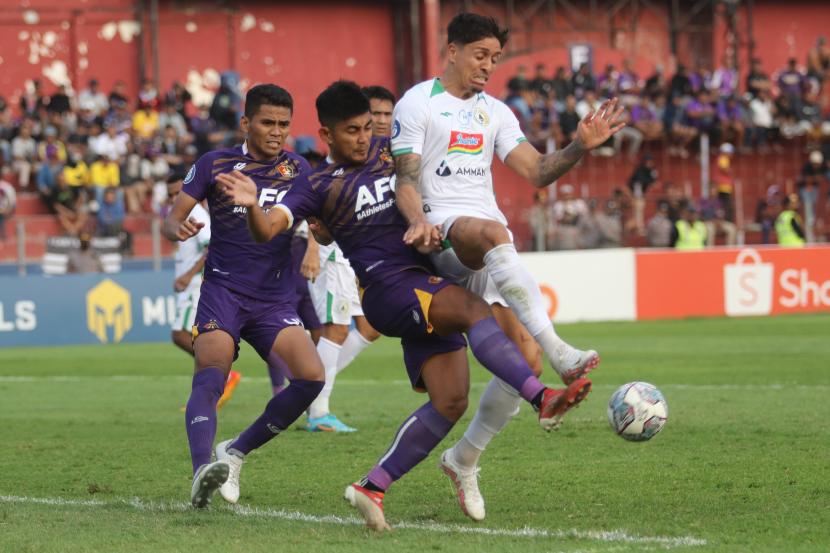 Pesepak bola PSS Sleman Mychell Chagas (kanan) menguasai bola dari sejumlah pesepak bola Persik Kediri pada pertandingan Liga 1 di Stadion Brawijaya, Kota Kediri, Jawa Timur, Selasa (23/8/2022). PSS Sleman menang dengan skor 2-0. 