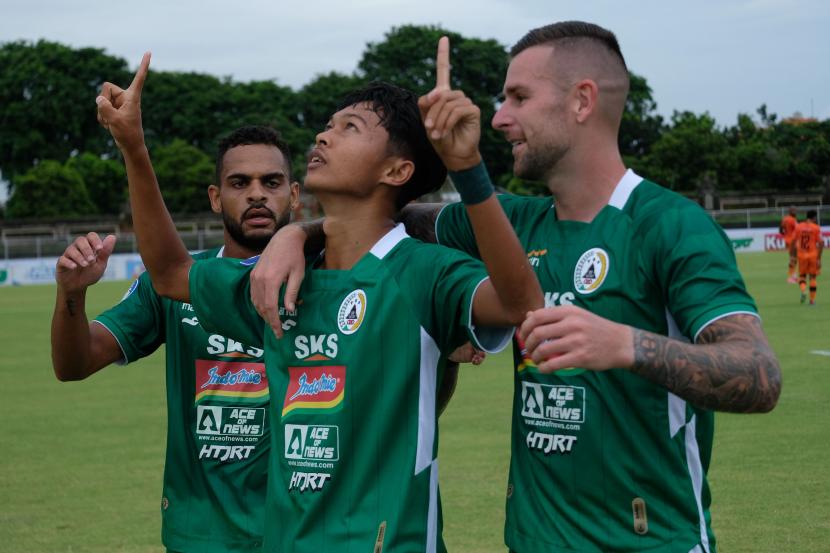Pesepak bola PSS Sleman Riki Dwi Saputro (tengah) merayakan gol bersama rekan-rekannya.