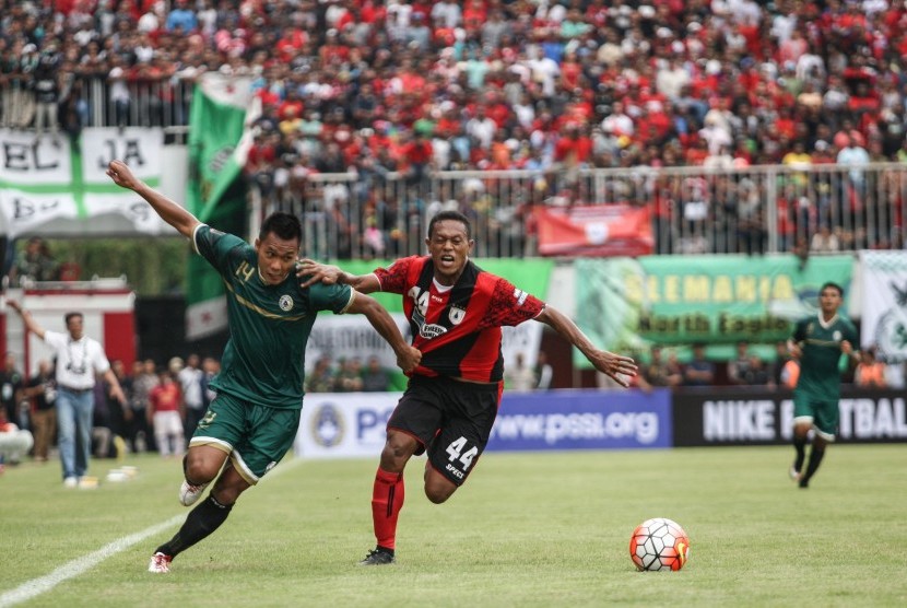 Pesepak bola PSS Sleman, Rizki Novriansyah (kiri), berebut bola dengan pesepak bola Persipura, Yohanis Tjoe (kanan), saat laga Piala Presiden 2017 di Stadion Maguwoharjo, Sleman, DI Yogyakarta, Sabtu (4/2). 