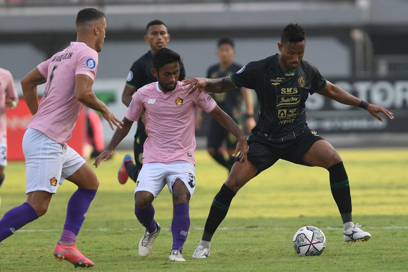 Pesepak bola PSS Sleman Wander Luiz (kanan) dihadang pemain PSS Sleman Rifaldi Bauwo (tengah) dan Arthur Felix (kiri) dalam pertandingan sepak bola Liga 1 di Stadion I Wayan Dipta, Gianyar Bali, Rabu (2/2/2022). Persik Kediri berhasil memenangkan pertandingan dengan skor 3-2. 