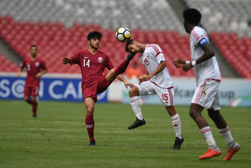 Pesepak Bola Qatar Eisa Ahmad Palangi (kedua kiri) berusaha melewati hadangan pesepak bola Uni Emirat Arab (UEA) Mansor Ibrahim Alharbi (kedua kanan) dalam laga Grup A Piala Asia U-19 di Stadion Utama Gelora Bung Karno, Jakarta, Kamis (18/10/2018).