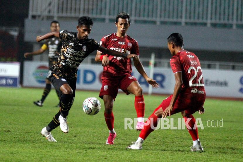 Pesepak bola Rans Cilegon Alfin Tuasalamony (kiri) dikawal ketat dua pesepak bola Persis Solo saat bertanding pada final Liga 2 di Stadion Pakansari, Cibinong, Kabupaten Bogor, Jawa Barat, Kamis (30/12/2021). 