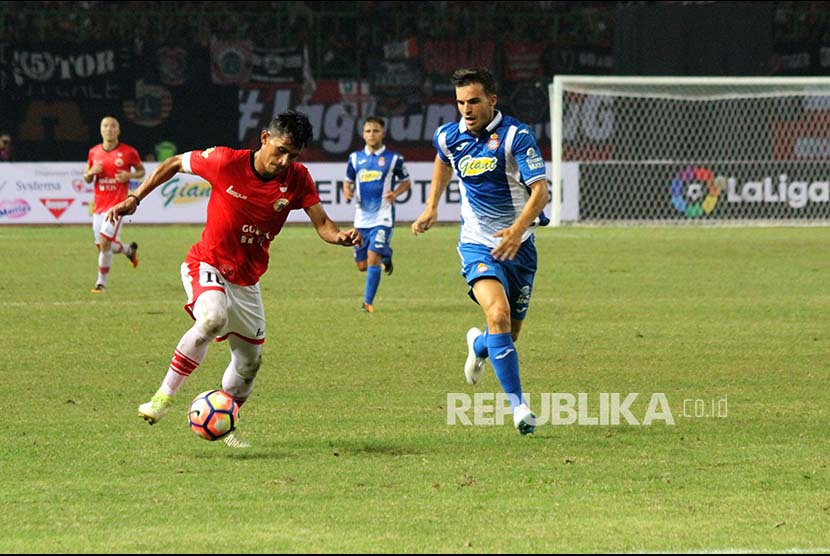 Pesepak bola RCD Espanyol (kanan) berusaha menghadang pesepak bola Persija Jakarta Zerzauri (kiri) pada laga pertandingan persahabatan, Persija Jakarta melawan RCD Espanyol, di Stadion Patriot Candrabhaga, Bekasi, Jawa Barat, Rabu (19/7). Pada pertandingan tersebut RCD Espanyol kalahkan Persija Jakarta dengan skor akhir 7-0.