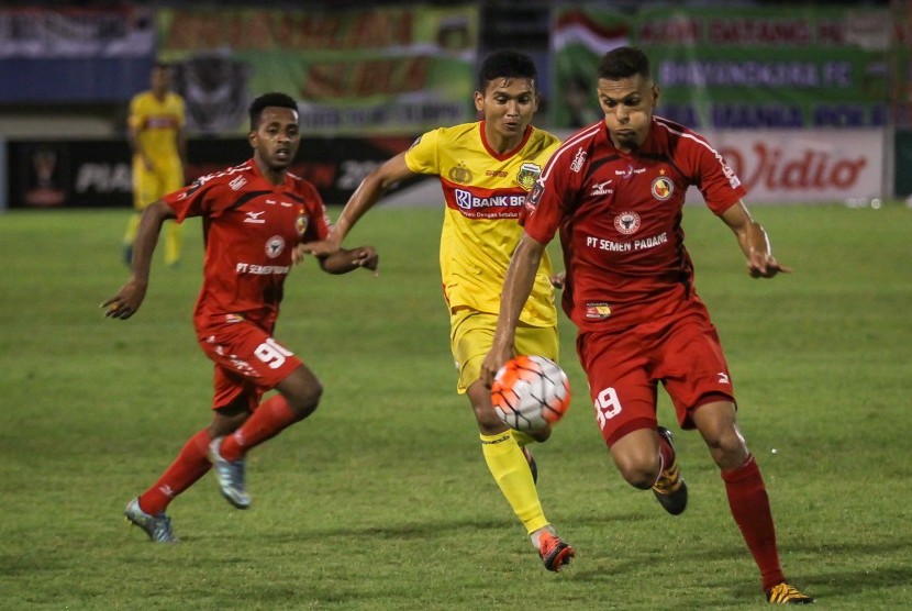 Pesepak bola Semen Padang Cassio Fransisco De Jesus (kanan) berusaha melewati hadangan pesepak bola Bhayangkara FC Dendy Sulistyawan (tengah) pada pertandingan perempat final Piala Presiden 2017 di Stadion Manahan, Solo, Ahad (26/2). Pada malam ini Semen P