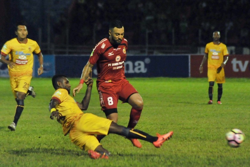 Bek Sriwijaya FC, Rudolof Yanto Basna (kiri) mencoba mengganjal striker Semen Padang, Marcel Sacramento pada suatu laga Liga 1. Yanto Basna akan absen pada laga Sriwijaya FC lawan Persela Lamongan, Kamis (1/6).