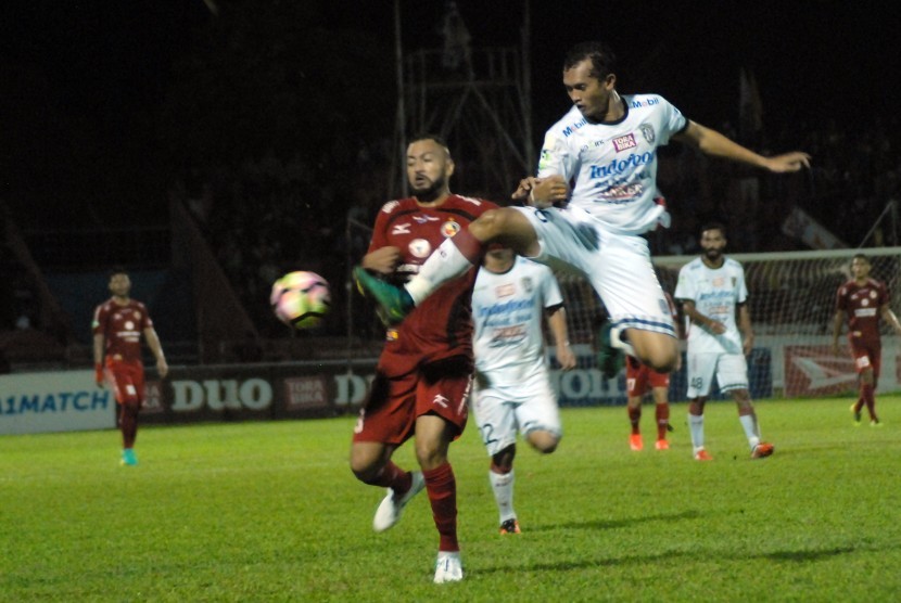 Pesepak bola Semen Padang FC Marcel Sacramento (kiri) berebut bola dengan pesepak bola Bali United AA Ngurah Wahyu (kanan) pada pertandingan lanjutan Liga 1, di Stadion GOR H Agus Salim, Padang, Sumatra Barat, Kamis (24/8). Semen Padang FC dikalahkan tim tamu Bali United dengan skor 1-3.