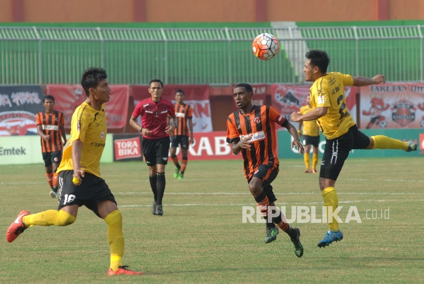 Pesepak bola Semen Padang FC Novan Setya Sasongko (kanan) berusaha menghalau bola saat penyisihan grup E turnamen Piala Presiden 2017 di Stadion Gelora Ratu Pamelingan (SGRP) Pamekasan, Jawa Timur, Ahad (19/2). 