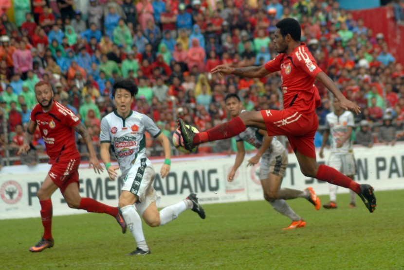 Pesepak bola Semen Padang FC, Vendry Mofu (kanan) mengontrol bola dibayangi pesepak bola PS TNI, Soonhak Hong (tengah), pada pertandingan terakhir Liga 1 Gojek Traveloka, di Stadion GOR H Agus Salim, Padang, Sumatera Barat, Ahad (12/11). 