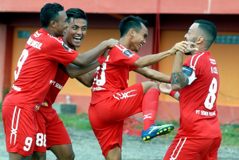 Pesepak bola Semen Padang, Rico Simanjuntak (kedua kanan) melakukan selebrasi usai mencetak gol ke gawang PSCS saat penyisihan Turnamen Piala Presiden Grup E di Stadion Gelora Ratu Pamelingan (SGRP) Pamekasan, Jawa Timur, Selasa (14/2).