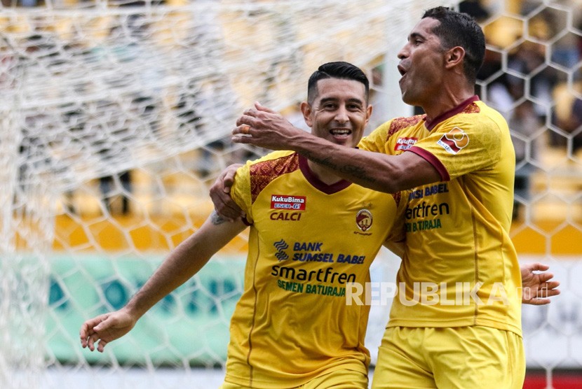 Pesepak bola Sriwijaya FC Esteban Gabriel Vizcara (kiri) melakukan selebrasi bersama rekan satu timnya Alberto Goncalves Da Costa (kanan) seusai mencetak gol kegawang Mitra Kukar FC saat pertandingan Liga 1 2018 di Stadion Gelora Sriwijaya Jakabaring (GSJ), Palembang, Sumatra Selatan, Senin (30/11/2018).