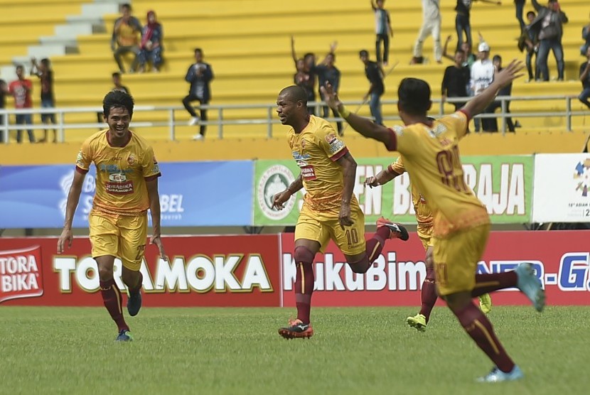 Pesepak bola Sriwijaya FC Hilton Moreira (tengah) melakukan selebrasi seusai mencetak gol ke gawang Borneo FC dalam pertandingan Gojek Traveloka Liga 1 di Stadion Gelora Sriwijaya Jakabaring (GSJ), Jakabaring Sport City (JSC), Palembang, Sumatera Selatan, Sabtu (22/4). 