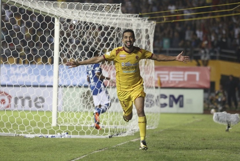 Pesepak bola Sriwijaya FC Manucher Jalilov melakukan selebrasi seusai mencetak gol kegawang Persib Bandung saat pertandingan Go Jek Liga 1 di Stadion Gelora Sriwijaya Jakabaring (GSJ), Jakabaring Sport City (JSC), Palembang, Sumatera Selatan, Minggu (1/4). 