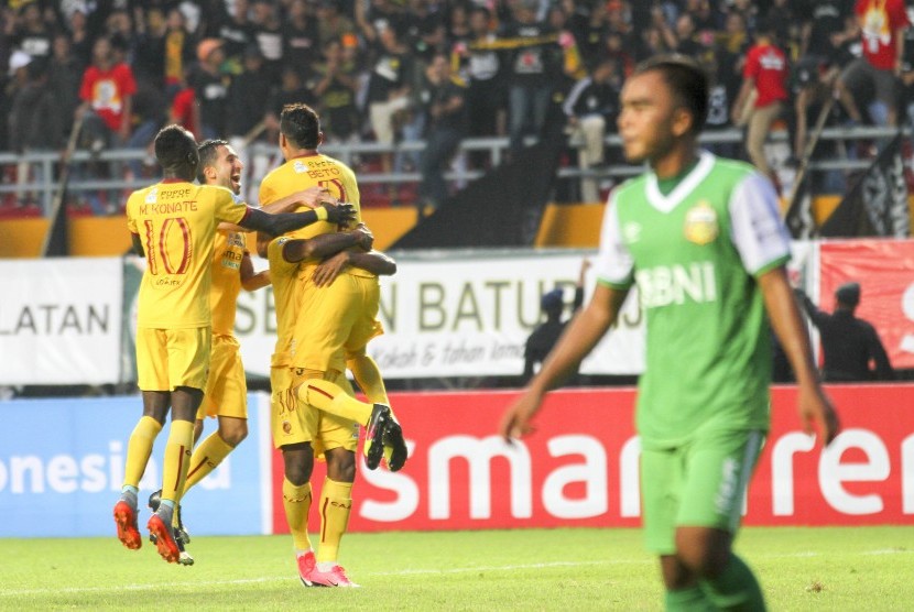 Pesepak bola Sriwijaya FC melakukan selebreasi seusai mencetak gol kegawang Bhayangkara FC saat pertandingan Go-Jek Liga 1 di Stadion Gelora Sriwijaya Jakabaring (GSJ) Palembang, Sumatera Selatan, Sabtu (12/5). Bhayangkara FC kalah atas tuan rumah Sriwijaya FC dengan skor 2-1. 