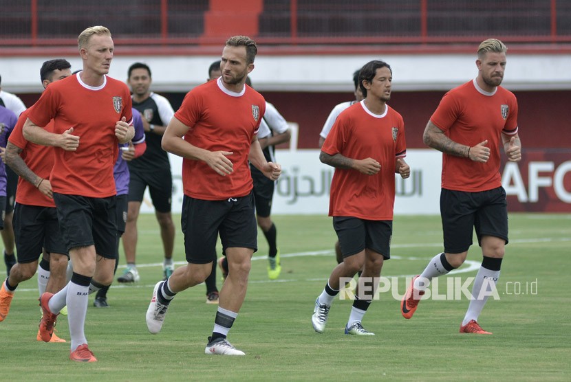 Pesepak bola tim Bali United Nick Van den Valden (kiri), Ilija Spasojevic (kedua kiri), Irfan Bachdim (kedua kanan) dan Kevin Brands mengikuti sesi latihan menjelang laga Piala AFC 2018 di Stadion Kapten I Wayan Dipta, Gianyar, Bali, Selasa (6/3).