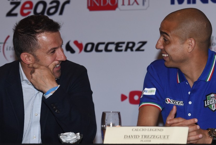 Pesepak bola tim Calcio Legend Alessandro Del Piero (kiri) berbincang dengan David Trezeguet (kanan) saat konferensi pers jelang pertandingan Calcio Legend vs Primavera Baretti di Jakarta, Jumat (20/5).  (Antara/Hafidz Mubarak A.)