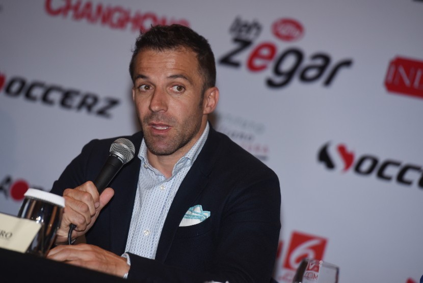 Pesepak bola tim Calcio Legend Alessandro Del Piero menjawab pertanyaan wartawan saat konferensi pers jelang pertandingan Calcio Legend vs Primavera Baretti di Jakarta, Jumat (20/5).   (Antara/Hafidz Mubarak A.)