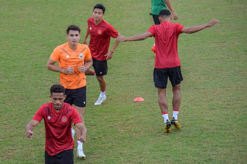 Pesepak bola tim nasional Indonesia Ricky Kambuaya (kiri) dan Nadeo Argawinata (kedua kiri).