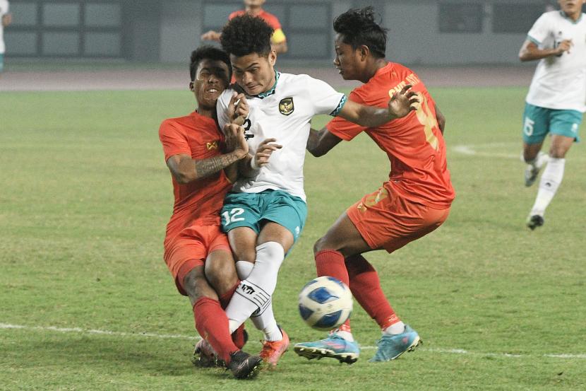 Pesepak bola Tim Nasional Indonesia U-19 Alfredo Tata (tengah) dihadang dua pesepak bola Tim Nasional Myanmar U-19 dalam laga penyisihan Grup Piala AFF U19 2022, di Stadion Patriot Chandrabhaga, Bekasi, Jawa Barat, Ahad (10/7/2022). 