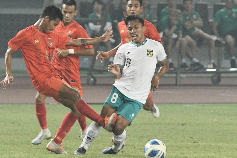 Pesepak bola Tim Nasional Indonesia U-19 Arkhan Fikri (kanan) dilanggar pesepak bola Tim Nasional Myanmar U-19 Lan Sann (kiri) dalam laga penyisihan Grup Piala AFF U19 2022 di Stadion Patriot Chandrabhaga, Bekasi, Jawa Barat, Ahad (10/7/2022). 