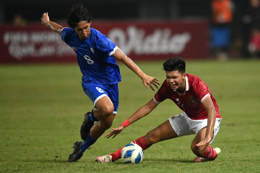 Pesepak bola Tim Nasional Indonesia U-19 dan pemain Bali United Kadek Arel Priyatna (kanan) kembali dipanggil untuk ikut TC Timnas U-20