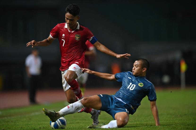 Pesepak bola Tim Nasional Indonesia U-19 Marselino Ferdinan (kiri) berebut bola dengan pesepak bola Tim Nasional Brunei Darussalam U-19 Muhammad Hakeme Yazid (kanan) dalam laga penyisihan Grup A Piala AFF U-19 2022 di Stadion Patriot Candrabhaga, Bekasi, Jawa Barat, Senin (4/7/2022). 