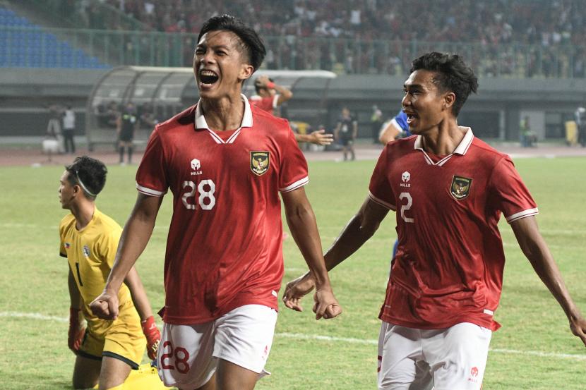 Pesepak bola Tim Nasional Indonesia U-19 Rabbani Tasnim (tengah) melakukan selebrasi usai mencetak gol ke gawang Tim Nasional Filipina U-19 dalam laga penyisihan Grup Piala AFF U-19 2022 di Stadion Patriot Chandrabhaga, Bekasi, Jawa Barat, Jumat (8/7/2022). Indonesia menang dengan skor 5-1. 