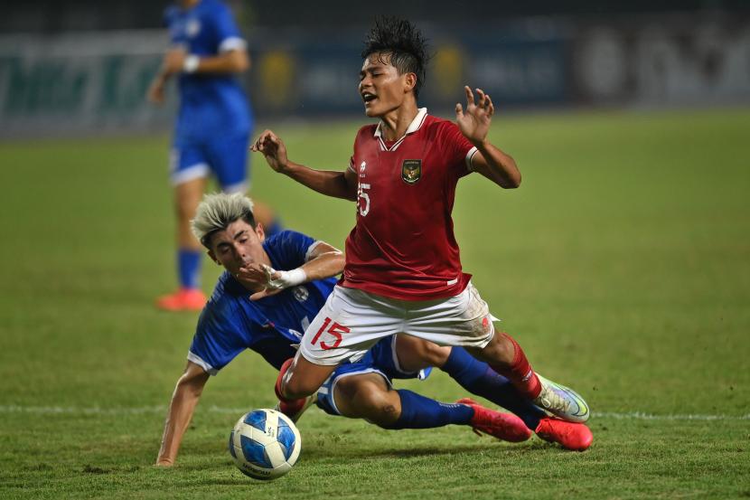 Pesepak bola timnas U-20 Indonesia Zanadin Fariz (kanan) yang juga membela Persis Solo. 