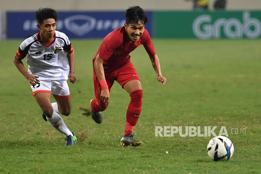 Pesepak bola tim nasional Indonesia U-23 Witan Sulaeman (kanan).