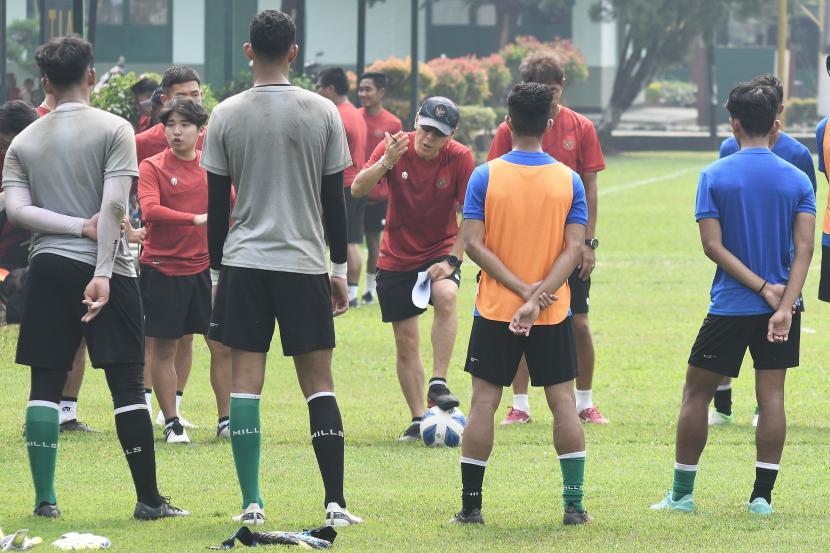 Pelatih tim nasional (timnas) Indonesia U-19 Shin Tae-Yong (tengah) memberikan arahan kepada para pemain saat latihan di Stadion Tajimalela, Bekasi, Jawa Barat, untuk persiapan Piala AFF U-19 2022. 
