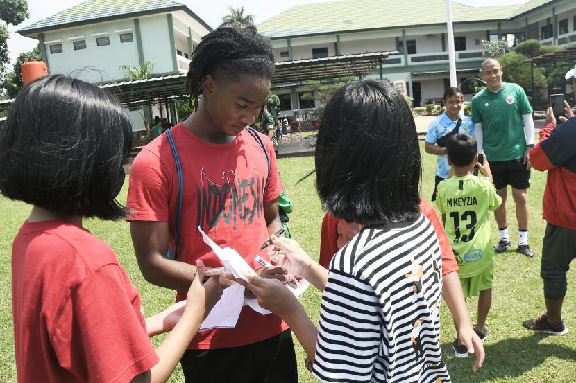 Pesepak bola Tim Nasional Indonesia Ronaldo Kwateh (tengah) memberikan tanda tangan ke warga usai latihan. Pihak klub Madura United belum bisa memastikan kapan penyerang sayap Ronaldo Kwateh bergabung ke tim nasional U-20 Indonesia yang kini tengah menjalani pemusatan latihan (TC) di Jakarta.