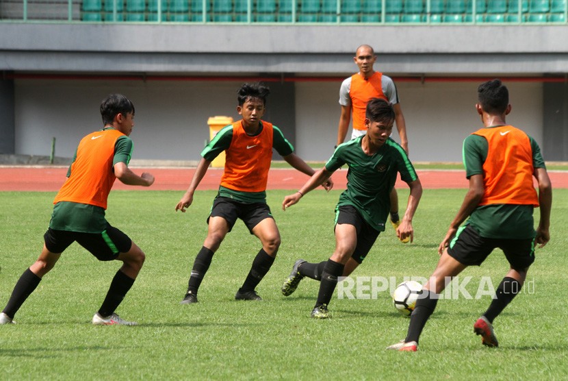 Pesepak bola tim nasional (timnas) Indonesia U-16 mengikuti latihan di Lapangan Stadion Patriot Candrabhaga, Bekasi, Jawa Barat, beberapa waktu lalu.