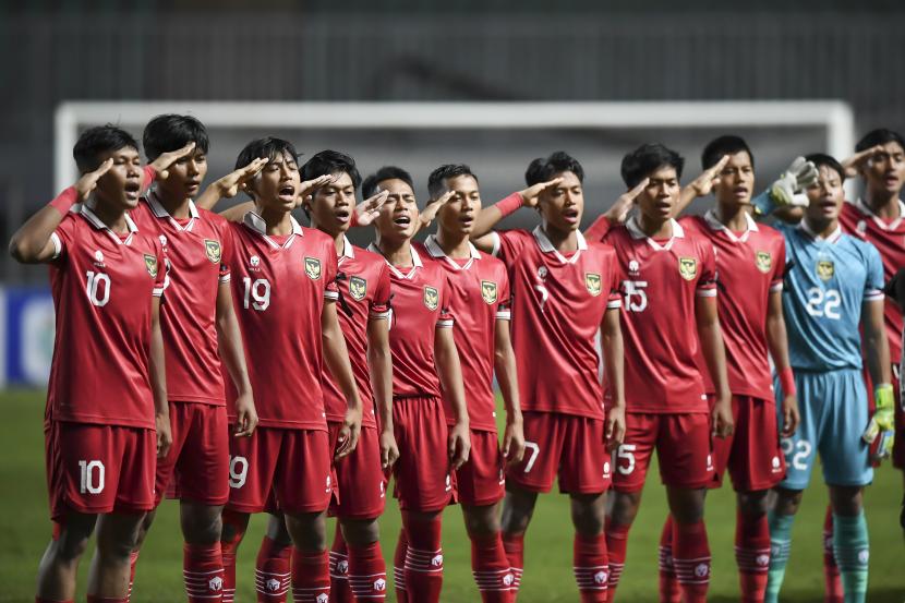 Pesepak bola Tim Nasional U-17 Indonesia menyanyikan lagu Indonesia Raya sebelum melawan Tim Nasional U-17 Malaysia dalam laga Grup B Kualifikasi Piala Asia U-17 2023 di Stadion Pakansari, Cibinong, Kabupaten Bogor, Jawa Barat, Ahad (9/10/2022). 