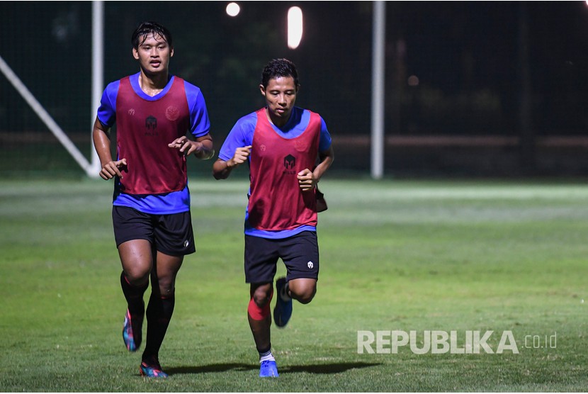 Pesepak bola timnas Indonesia yang kini membela Dewa United, Septian Bagaskara (kiri).