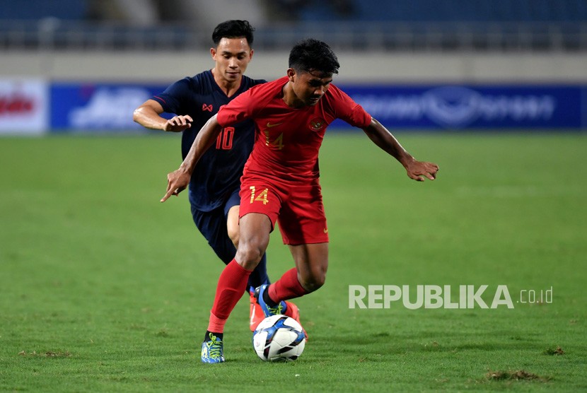 [ilustrasi] Pesepak bola tim nasional U-23 Indonesia Asnawi Mangkualam (14) berupaya melepaskan diri dari kawalan pesepak bola tim nasional Thailand U-23 Sarachat Supachok (10), pada pertandingan perdana Grup K kualifikasi Piala Asia U-23 AFC 2020, di Stadion Nasional My Dinh, Hanoi, Vietnam, Jumat (22/3/2019). 